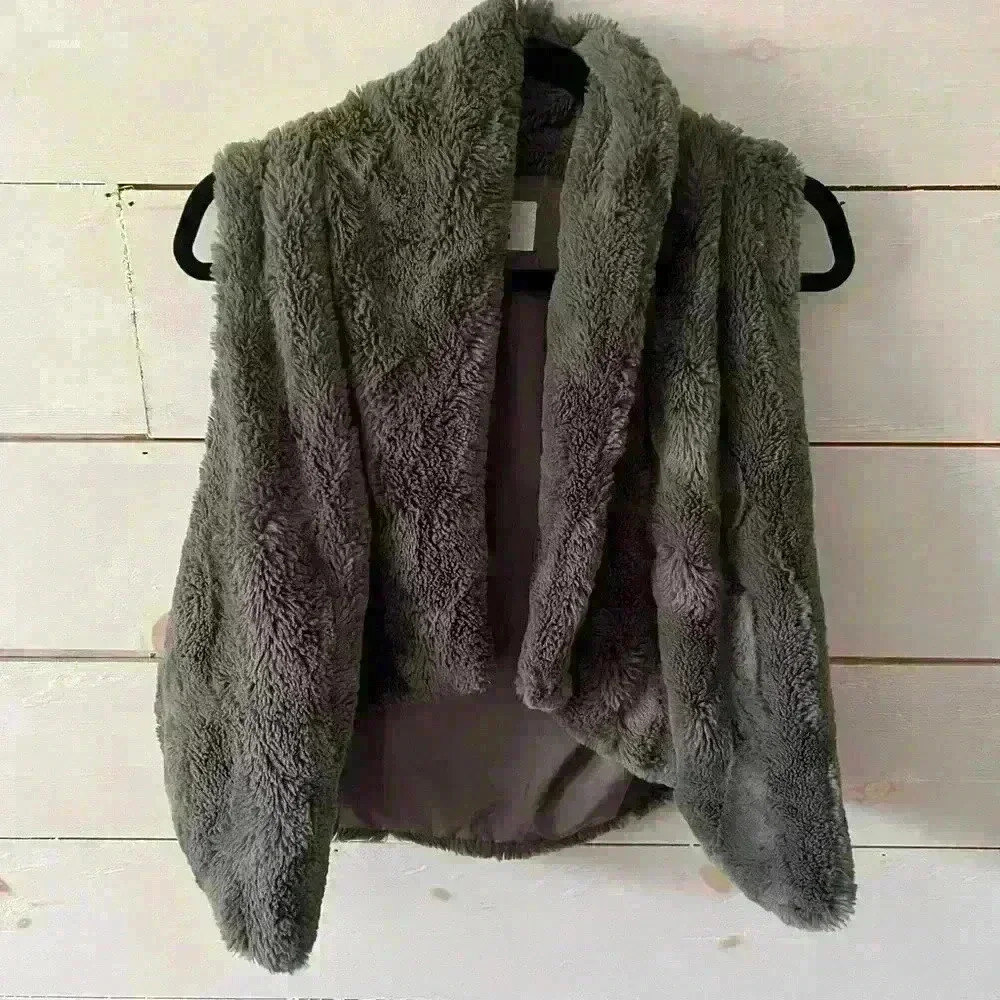 Jack by BB Dakota grey faux fur open vest, size small. EUC